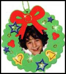 Decorating Holiday photo frames is a fun kids craft project at holiday parties
