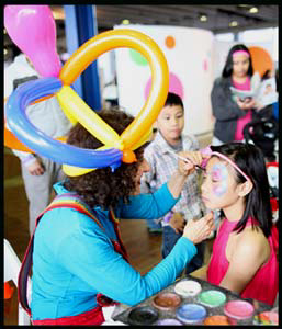 Facepainter Daisy Doodle face painting child at New York Baby Show Manhattan NYC